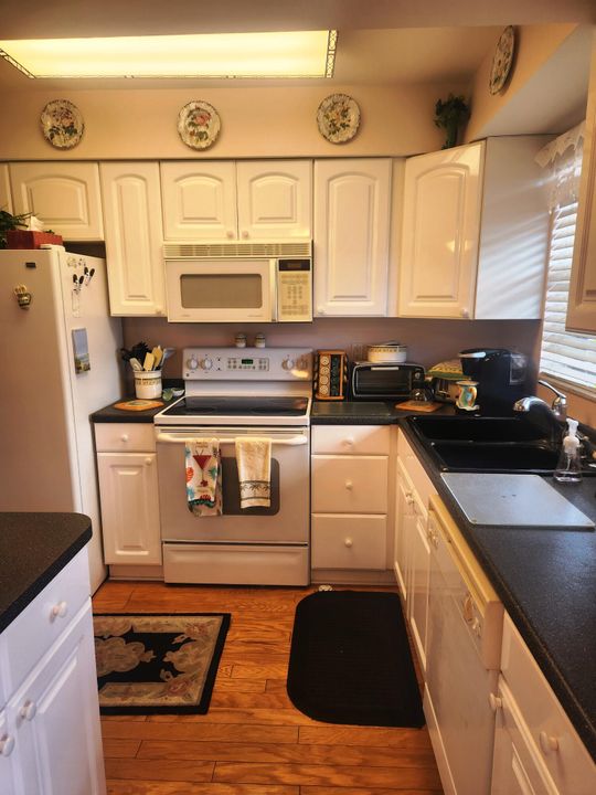 For Sale: $225,000 (2 beds, 1 baths, 910 Square Feet)