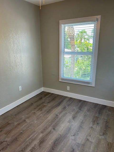 Active With Contract: $1,600 (1 beds, 1 baths, 500 Square Feet)