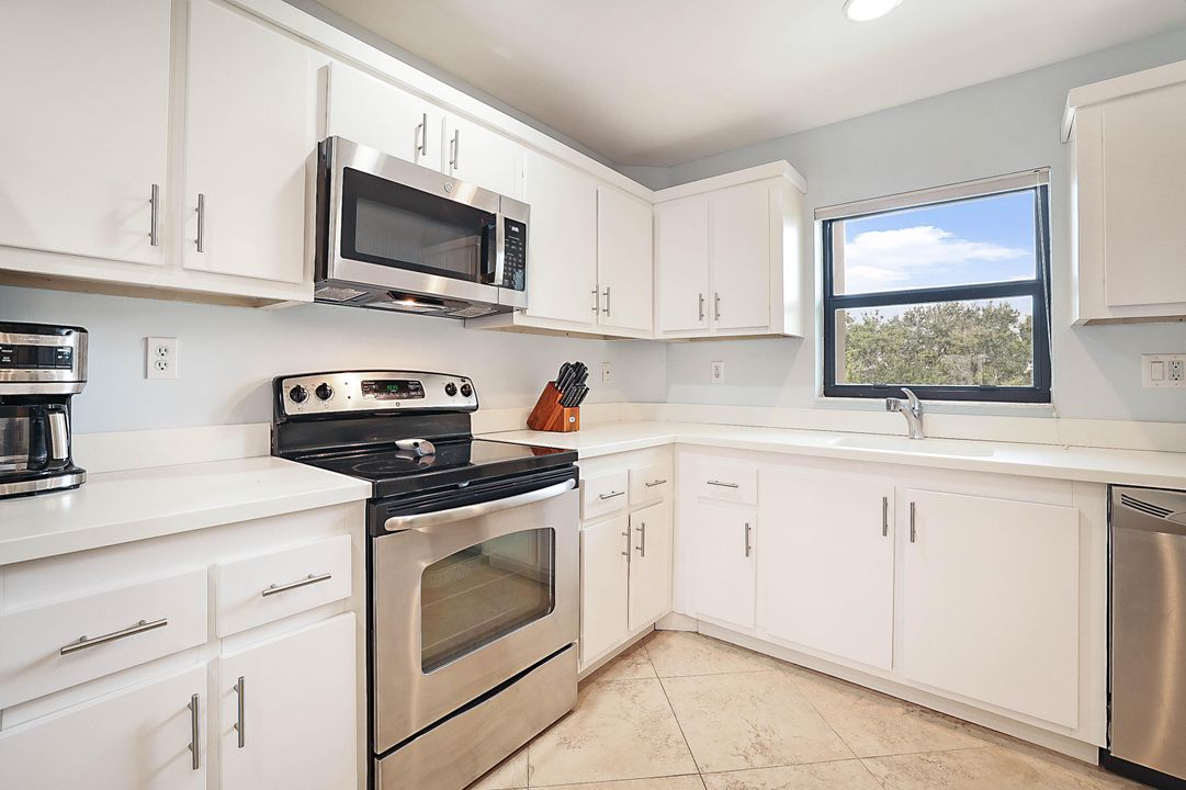 Active With Contract: $5,000 (2 beds, 2 baths, 1272 Square Feet)