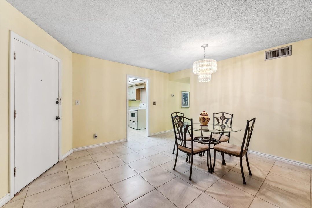 Active With Contract: $245,000 (2 beds, 2 baths, 1158 Square Feet)