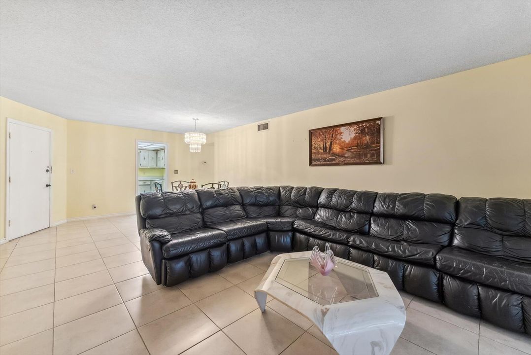 Active With Contract: $245,000 (2 beds, 2 baths, 1158 Square Feet)