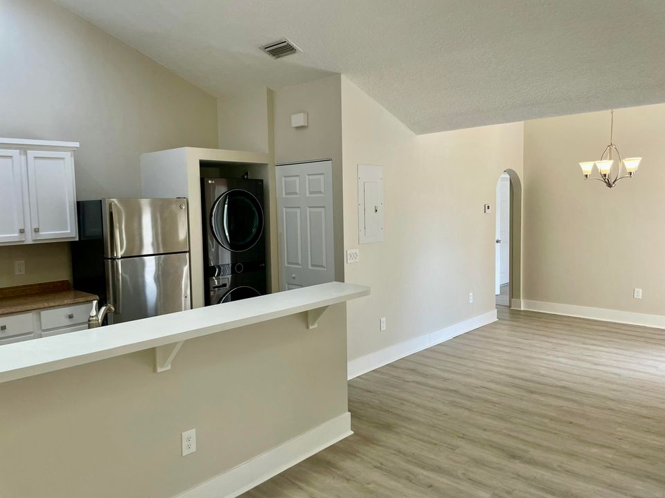 Active With Contract: $2,500 (2 beds, 2 baths, 1003 Square Feet)