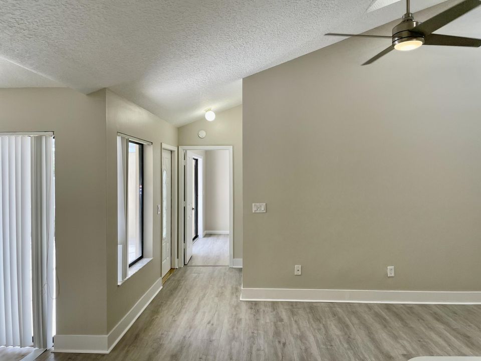 Active With Contract: $2,500 (2 beds, 2 baths, 1003 Square Feet)