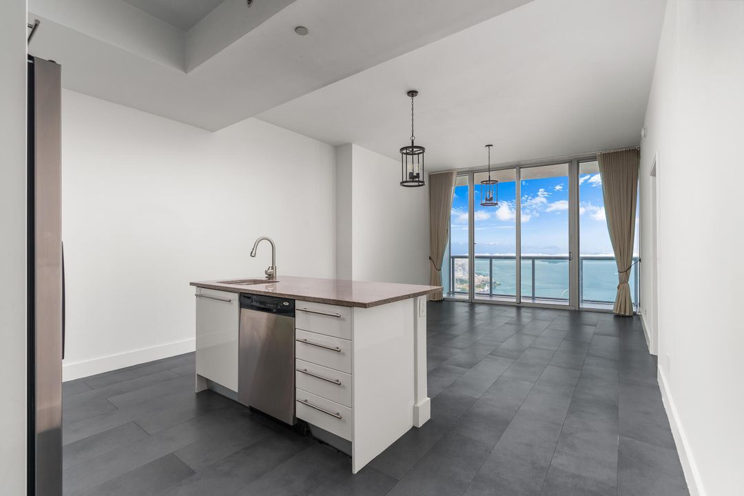 Active With Contract: $669,000 (1 beds, 1 baths, 948 Square Feet)