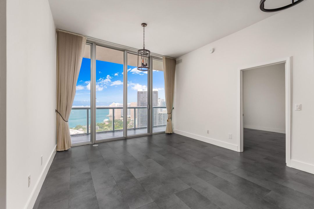 Active With Contract: $669,000 (1 beds, 1 baths, 948 Square Feet)