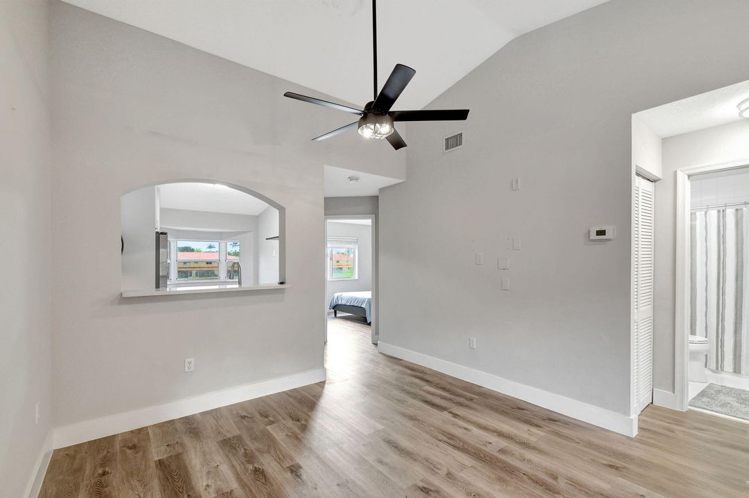 Active With Contract: $237,000 (2 beds, 2 baths, 863 Square Feet)