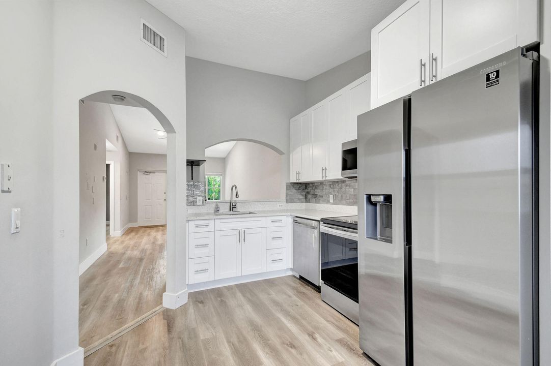 Active With Contract: $237,000 (2 beds, 2 baths, 863 Square Feet)