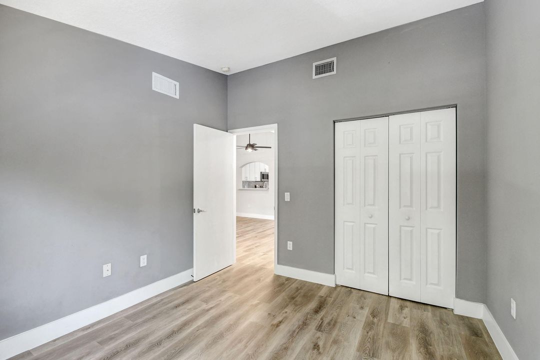 Active With Contract: $237,000 (2 beds, 2 baths, 863 Square Feet)