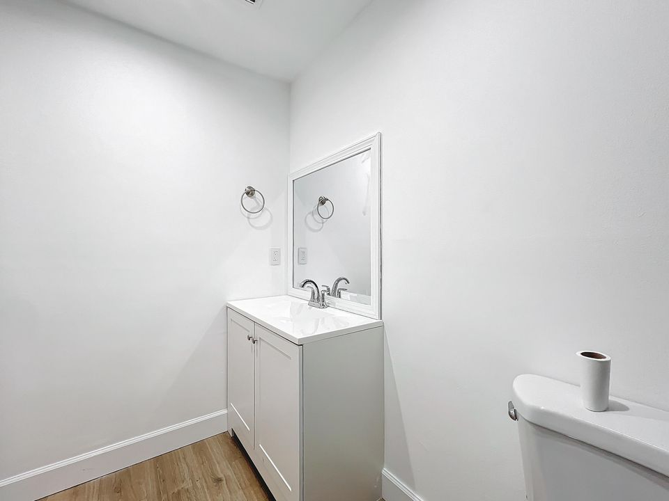 For Sale: $239,000 (2 beds, 2 baths, 944 Square Feet)