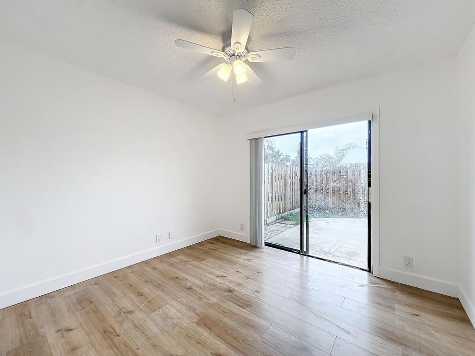 For Sale: $239,000 (2 beds, 2 baths, 944 Square Feet)