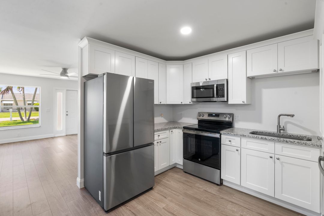 Active With Contract: $355,000 (2 beds, 1 baths, 783 Square Feet)