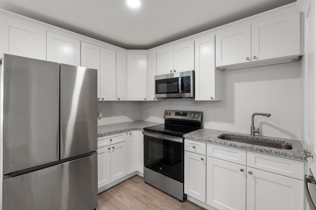 Active With Contract: $355,000 (2 beds, 1 baths, 783 Square Feet)