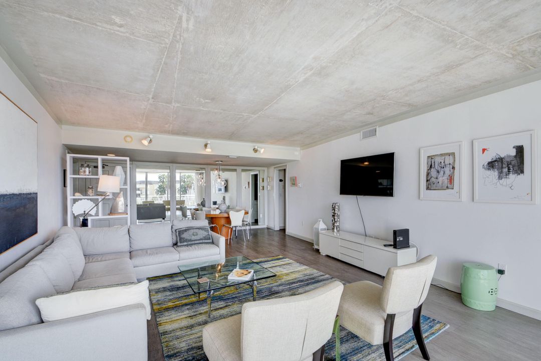 Active With Contract: $10,000 (2 beds, 2 baths, 1294 Square Feet)