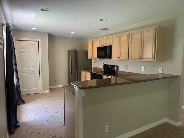 Active With Contract: $2,900 (3 beds, 2 baths, 1377 Square Feet)