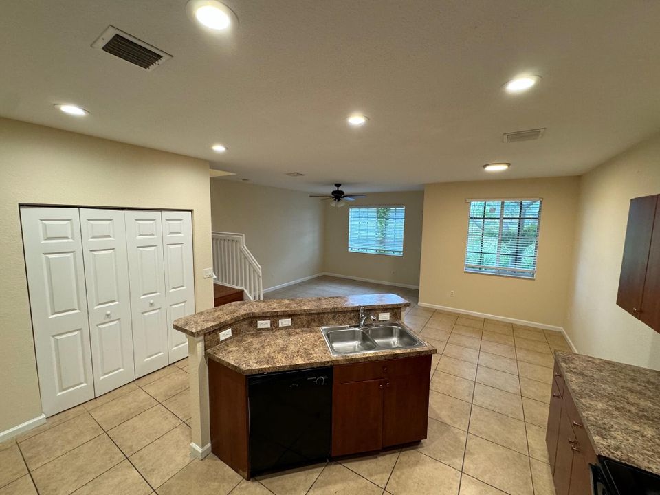 Active With Contract: $2,400 (3 beds, 2 baths, 1627 Square Feet)