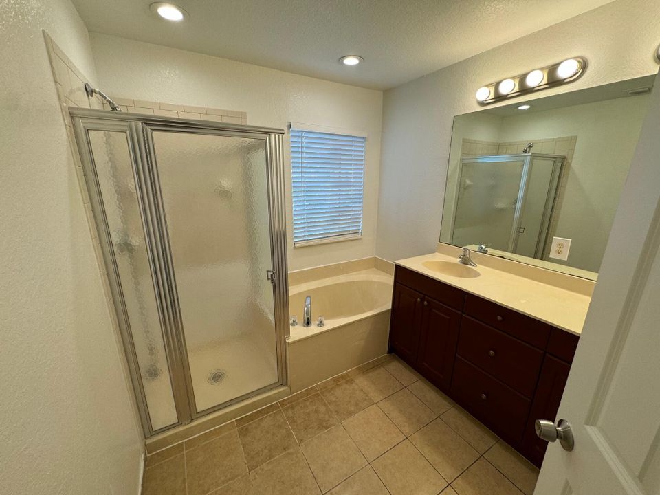 Active With Contract: $2,400 (3 beds, 2 baths, 1627 Square Feet)