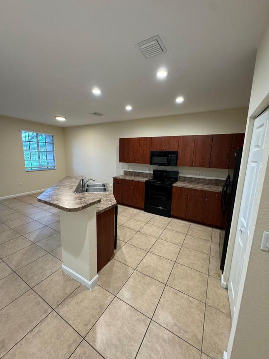 Active With Contract: $2,400 (3 beds, 2 baths, 1627 Square Feet)