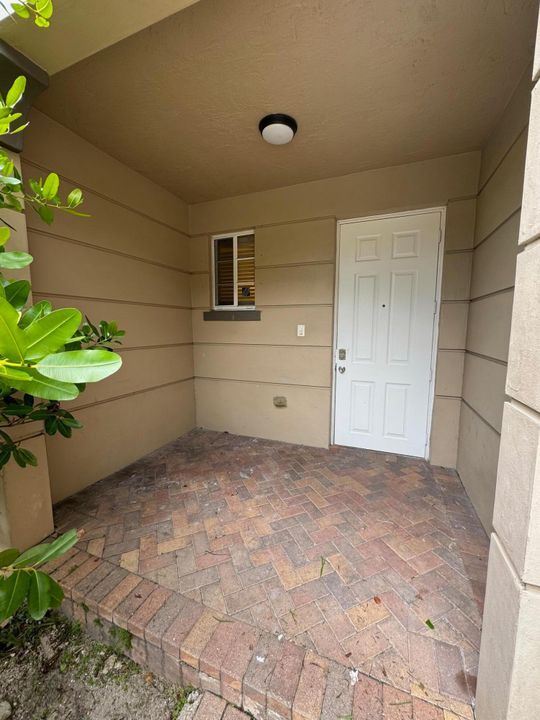 Active With Contract: $2,400 (3 beds, 2 baths, 1627 Square Feet)