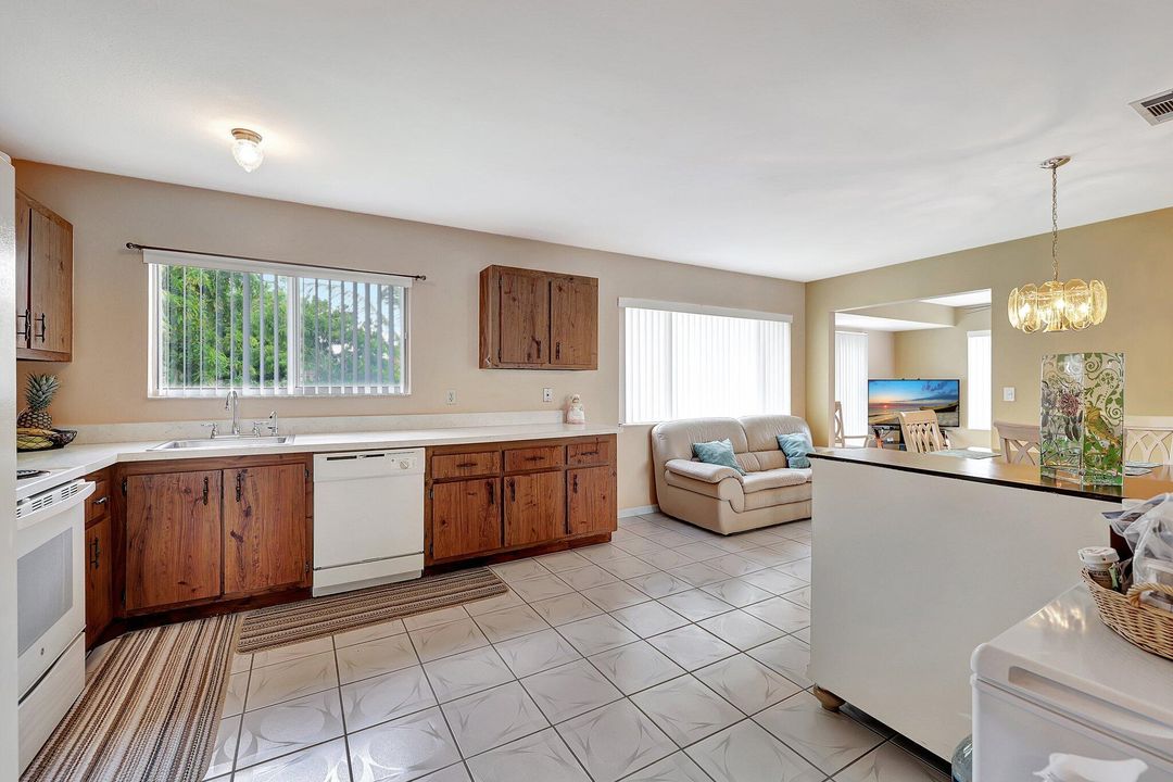 Active With Contract: $354,900 (3 beds, 2 baths, 1320 Square Feet)