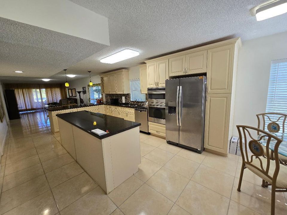 Active With Contract: $2,300 (2 beds, 2 baths, 1381 Square Feet)