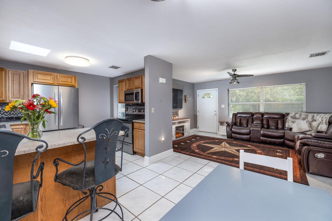 Active With Contract: $319,000 (2 beds, 2 baths, 1248 Square Feet)