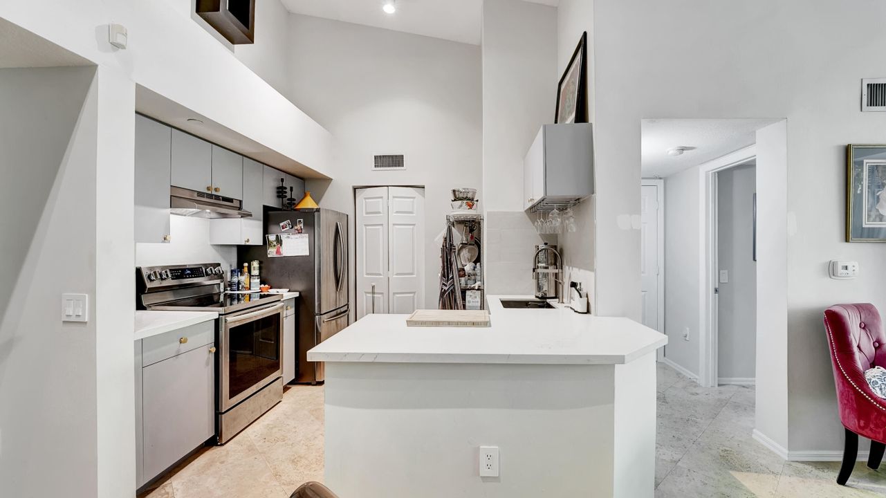 Active With Contract: $1,950 (1 beds, 1 baths, 793 Square Feet)