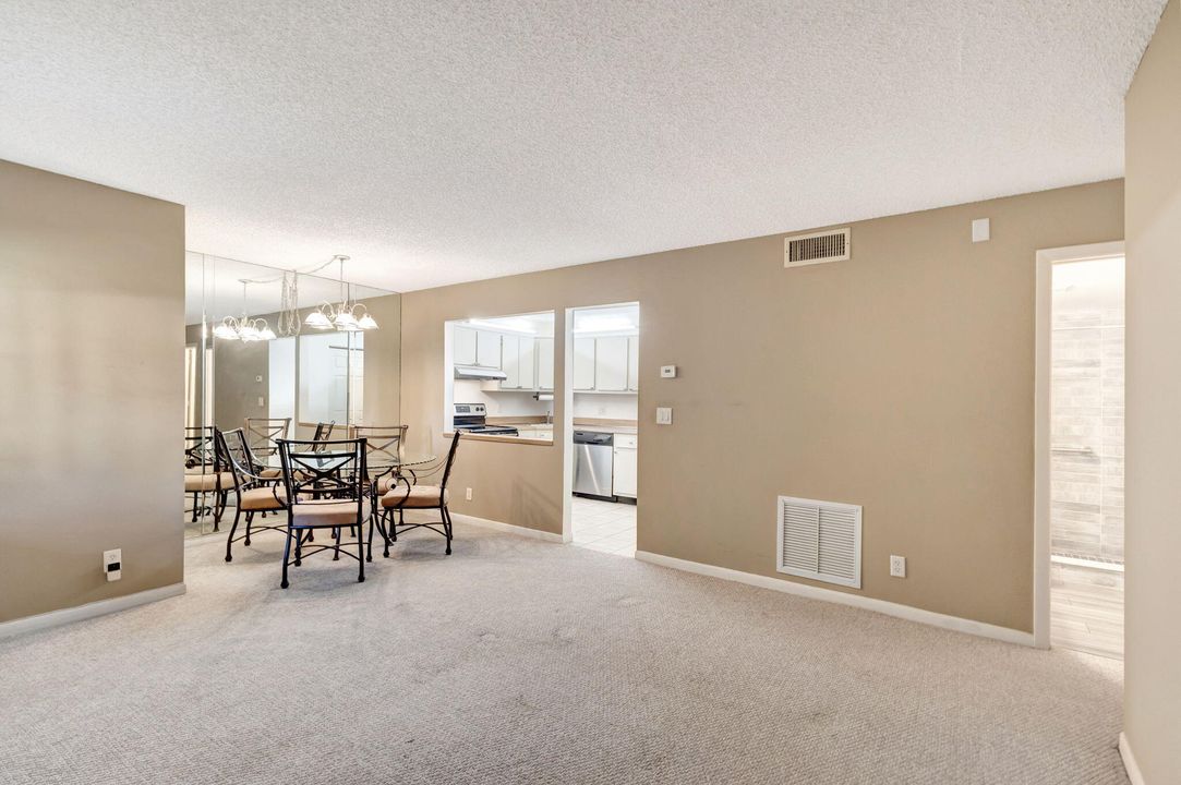 Active With Contract: $195,000 (1 beds, 1 baths, 788 Square Feet)