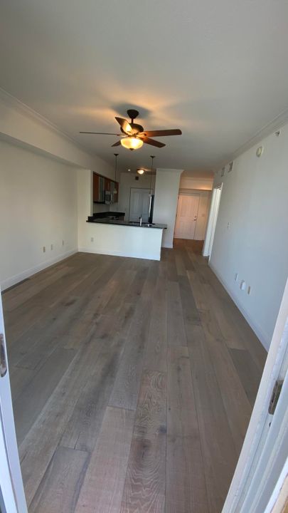 Active With Contract: $2,450 (1 beds, 1 baths, 781 Square Feet)