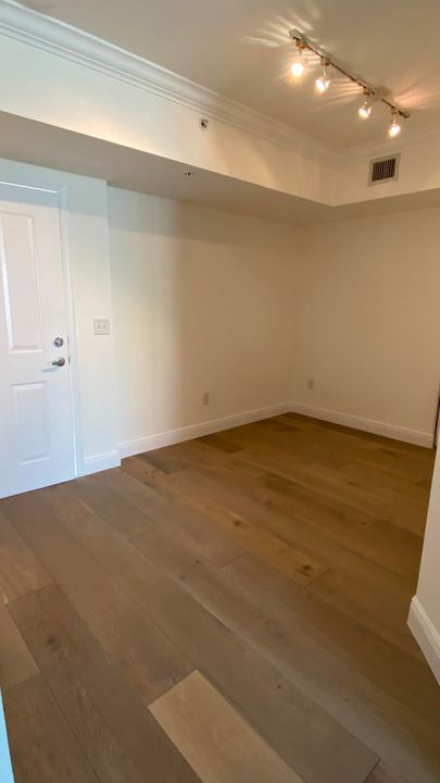 Active With Contract: $2,450 (1 beds, 1 baths, 781 Square Feet)