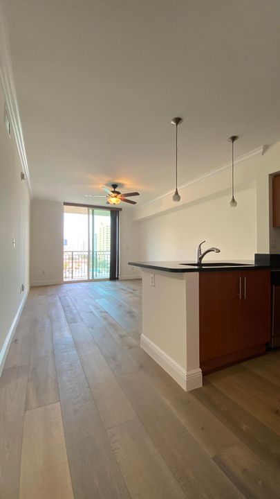 Active With Contract: $2,450 (1 beds, 1 baths, 781 Square Feet)