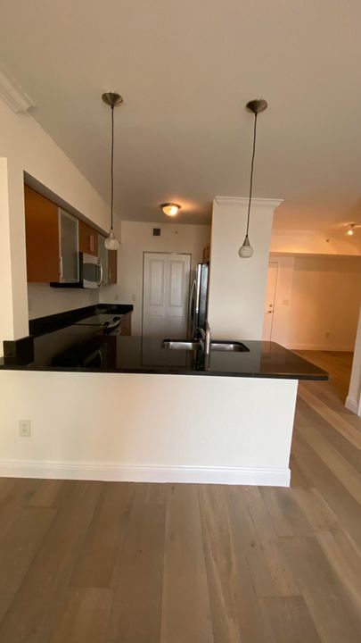 Active With Contract: $2,450 (1 beds, 1 baths, 781 Square Feet)