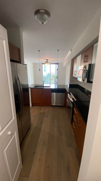 Active With Contract: $2,450 (1 beds, 1 baths, 781 Square Feet)