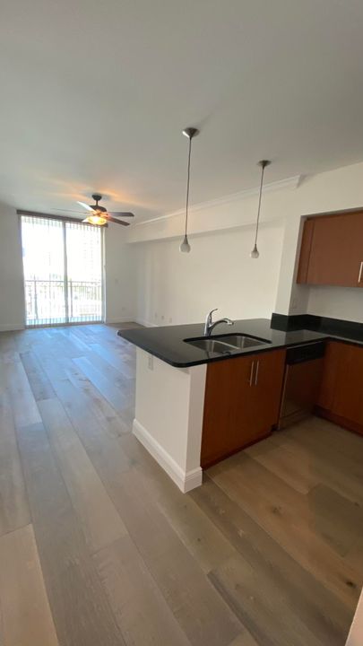 Active With Contract: $2,450 (1 beds, 1 baths, 781 Square Feet)