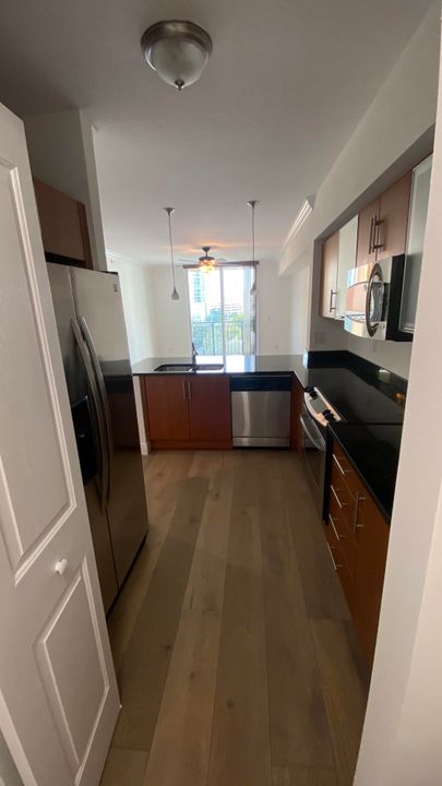 Active With Contract: $2,450 (1 beds, 1 baths, 781 Square Feet)