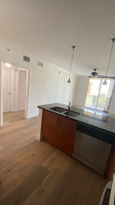 Active With Contract: $2,450 (1 beds, 1 baths, 781 Square Feet)