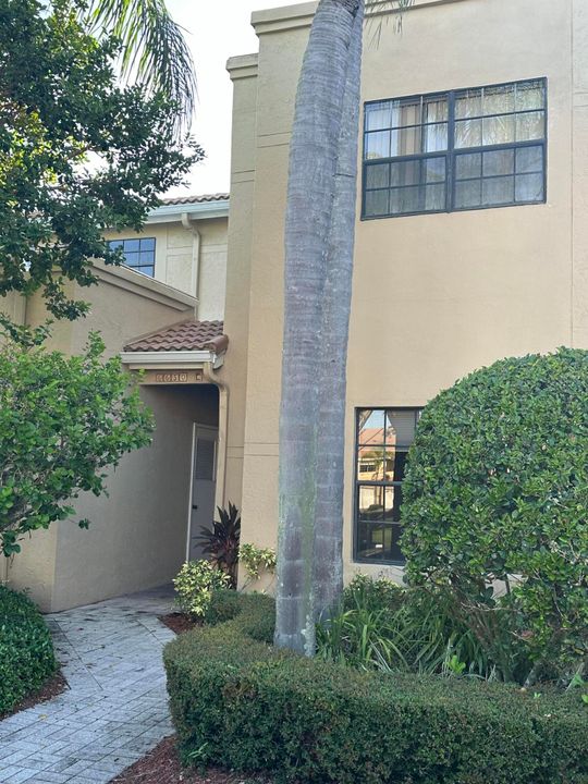 Active With Contract: $2,700 (2 beds, 2 baths, 1234 Square Feet)