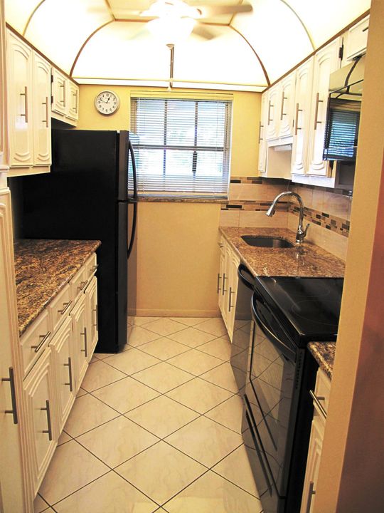 Active With Contract: $159,000 (1 beds, 1 baths, 1080 Square Feet)