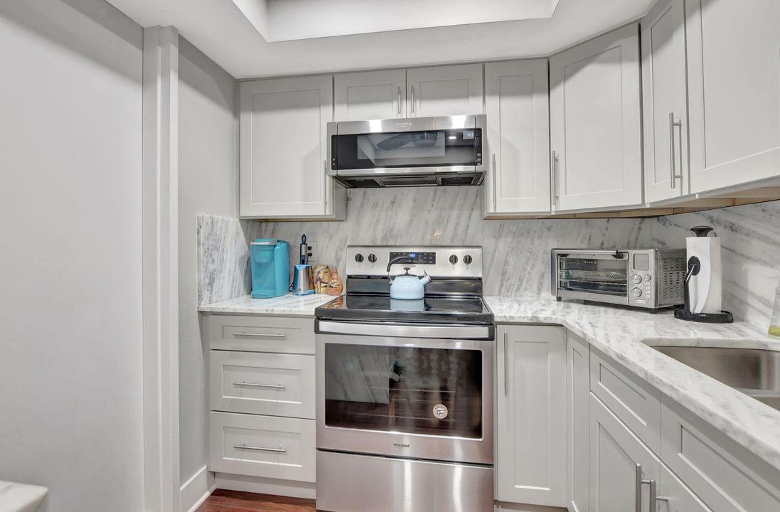 Active With Contract: $4,700 (2 beds, 2 baths, 1050 Square Feet)