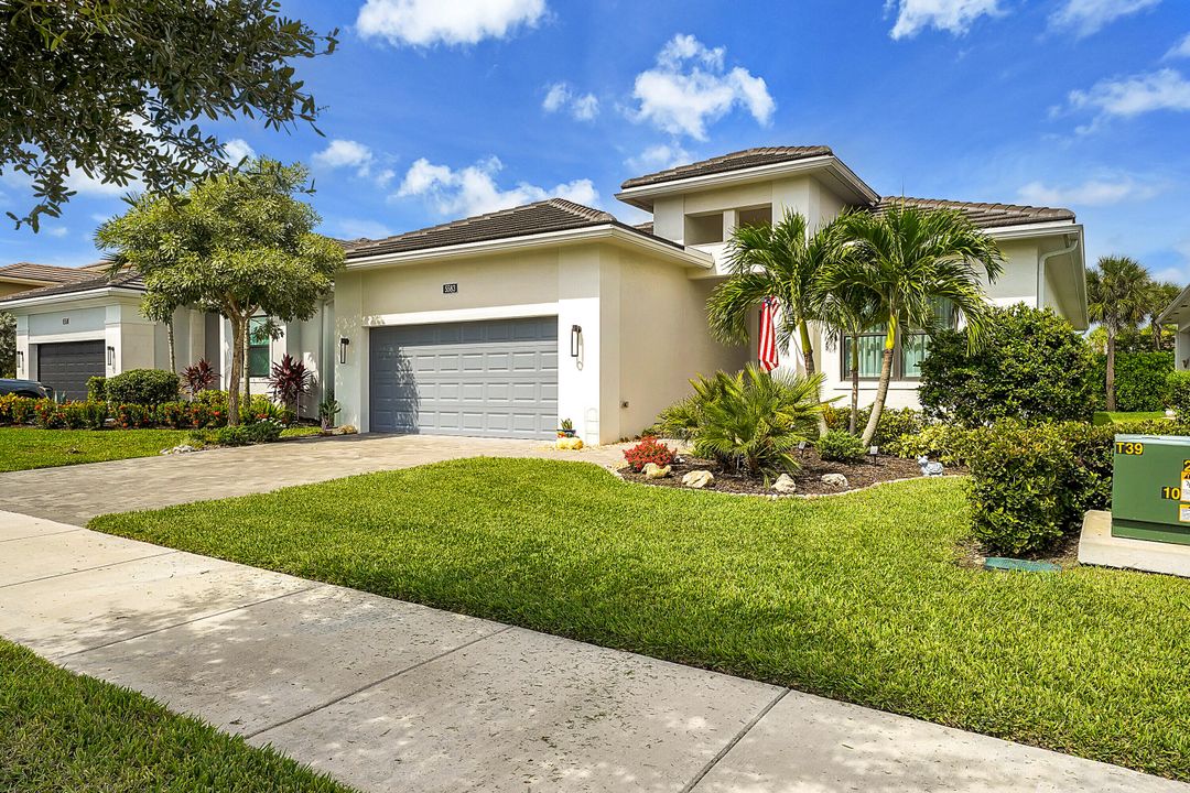 Active With Contract: $722,267 (3 beds, 3 baths, 2311 Square Feet)