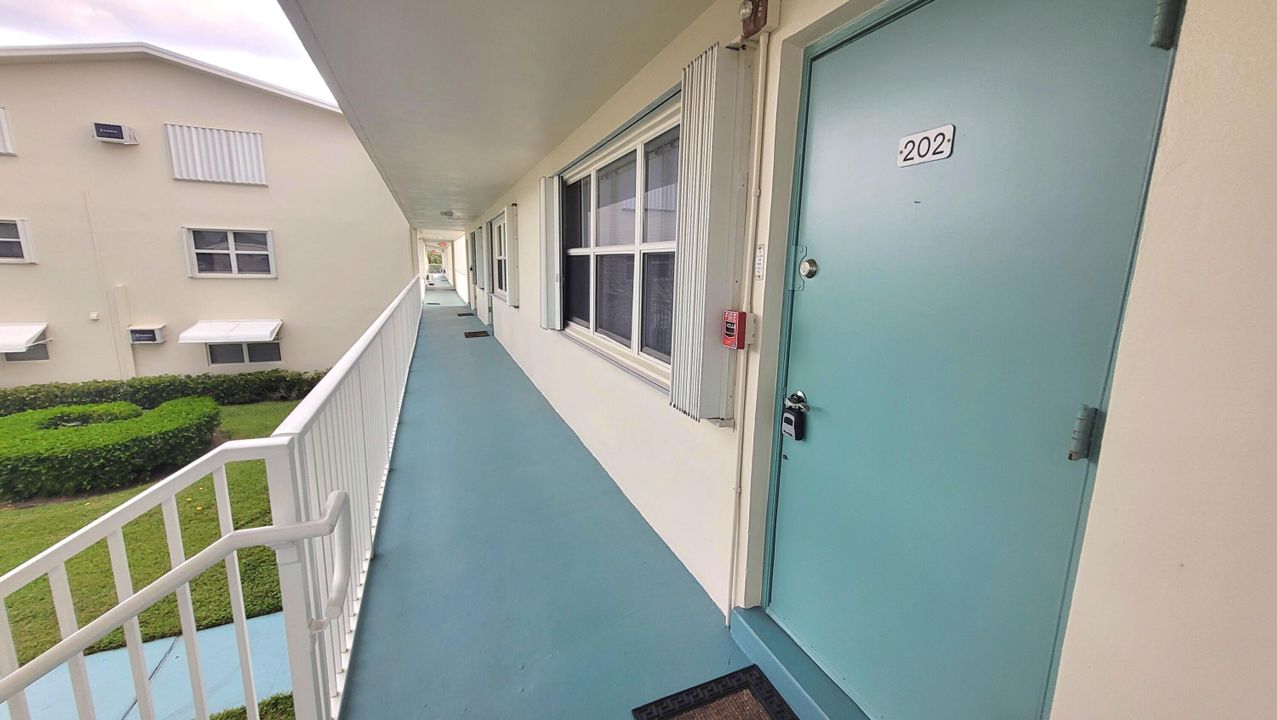 Active With Contract: $154,900 (1 beds, 1 baths, 705 Square Feet)