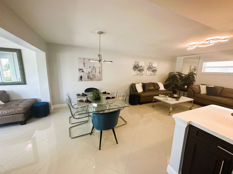 Active With Contract: $2,900 (1 beds, 1 baths, 950 Square Feet)