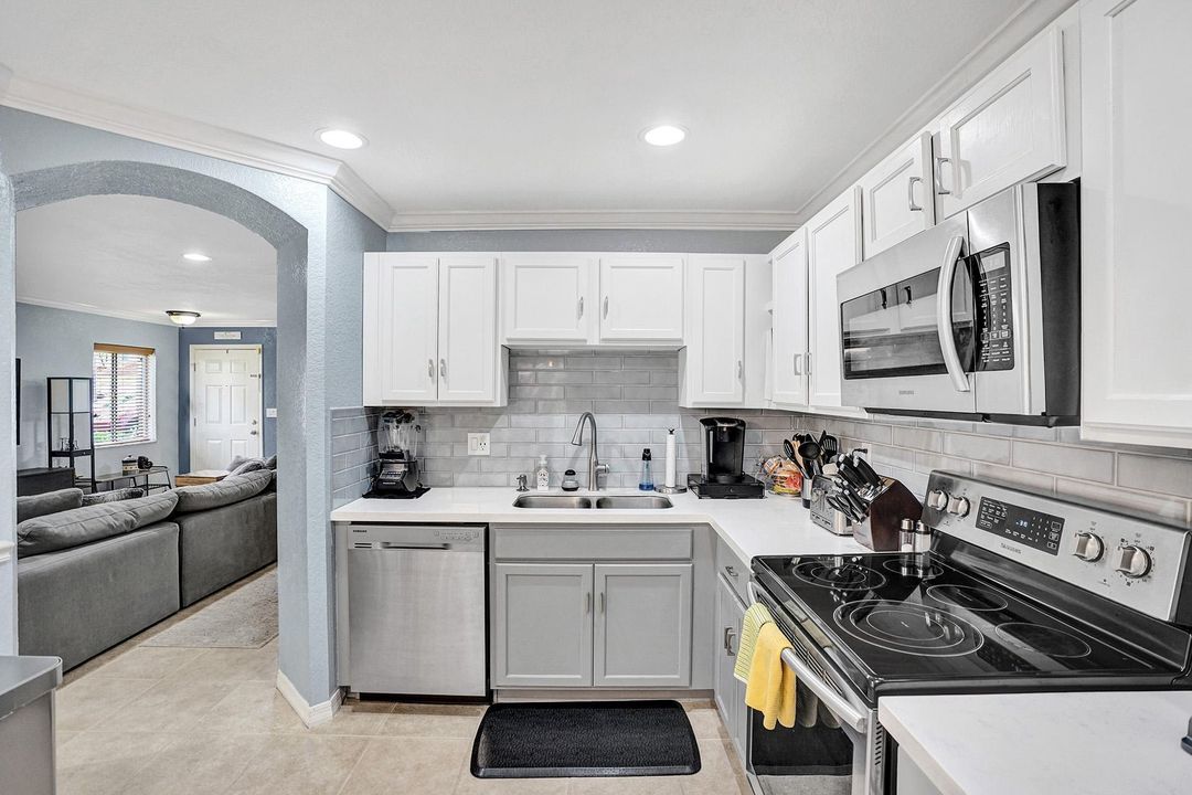 Active With Contract: $3,100 (3 beds, 2 baths, 1681 Square Feet)