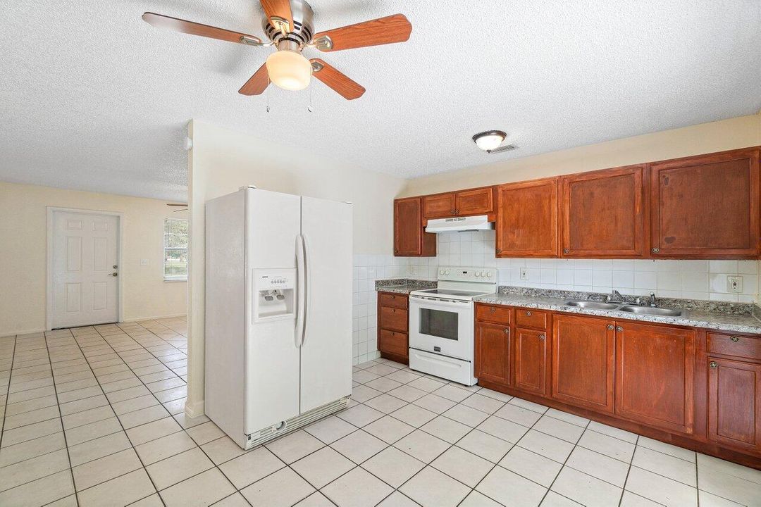 Active With Contract: $2,200 (3 beds, 1 baths, 1050 Square Feet)