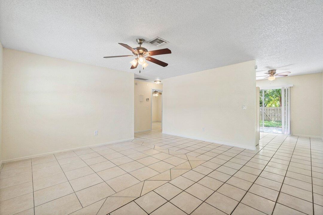 Active With Contract: $2,200 (3 beds, 1 baths, 1050 Square Feet)