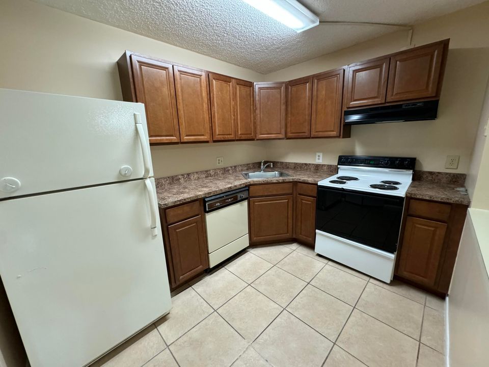 For Sale: $119,900 (1 beds, 1 baths, 614 Square Feet)