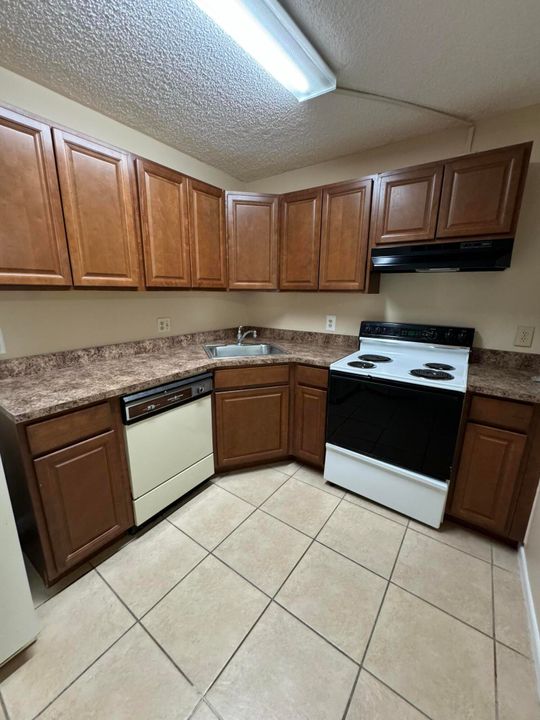 For Sale: $119,900 (1 beds, 1 baths, 614 Square Feet)