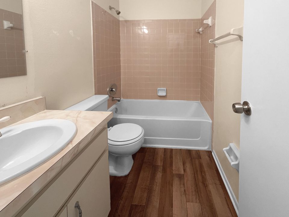 For Sale: $237,000 (3 beds, 2 baths, 1062 Square Feet)