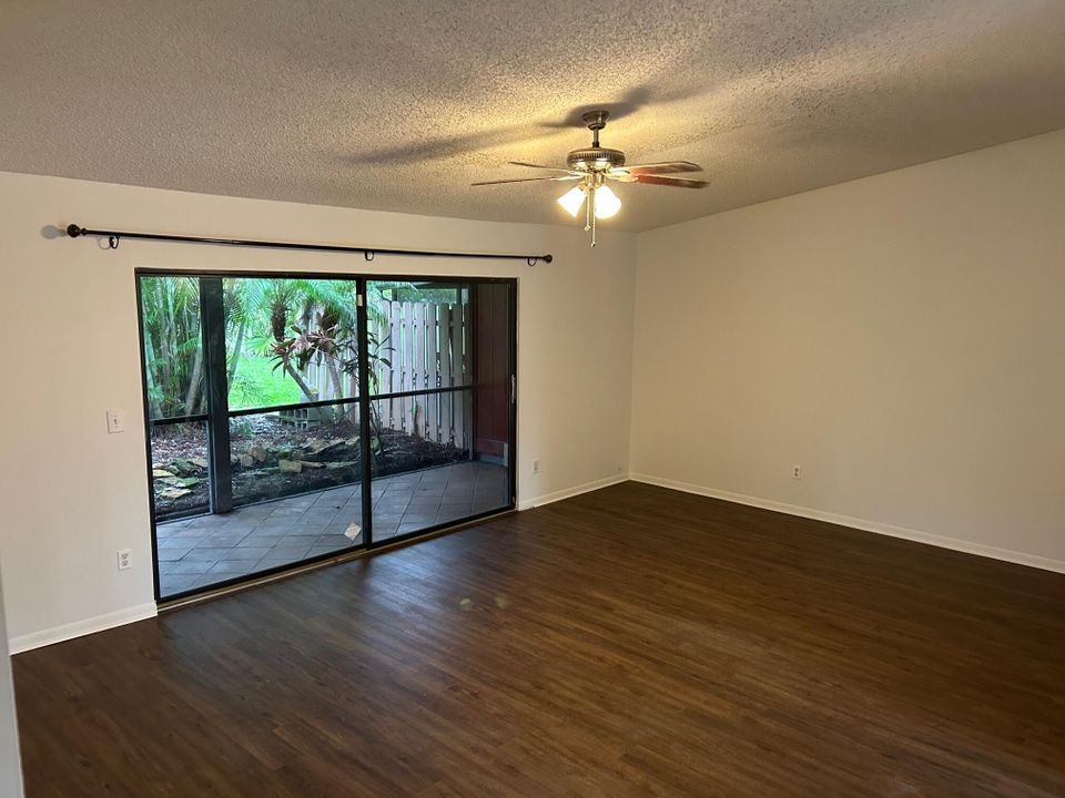 Activo con contrato: $2,375 (2 camas, 2 baños, 1154 Pies cuadrados)