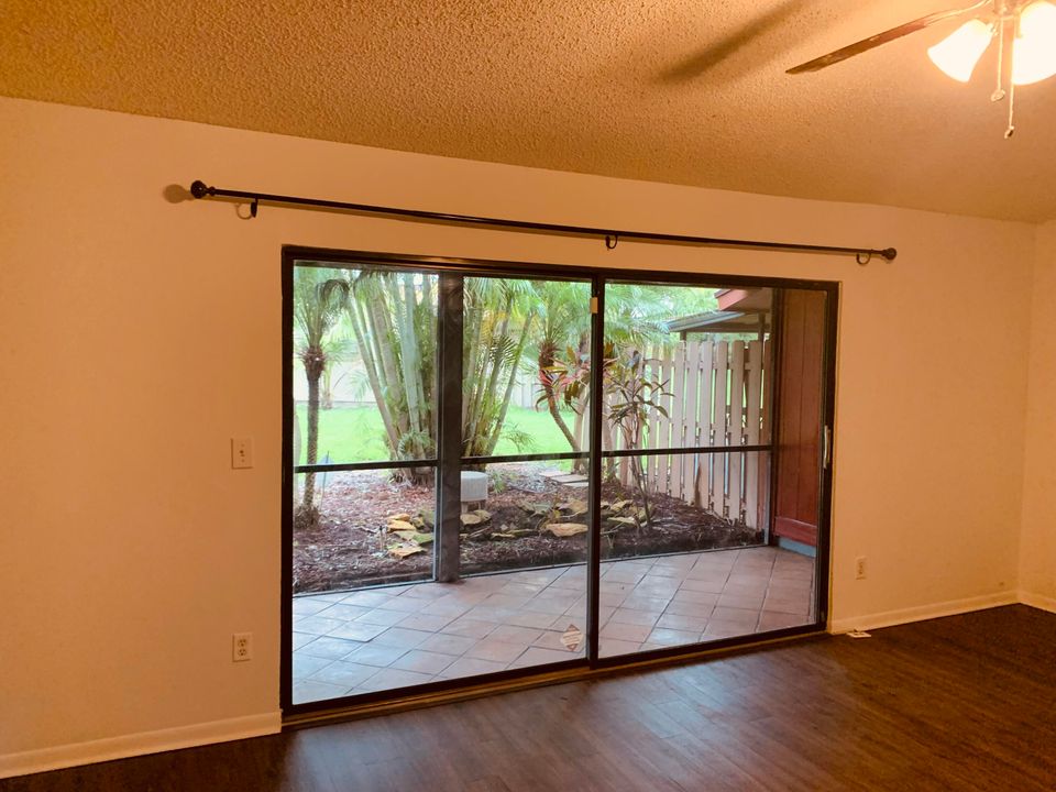 Activo con contrato: $2,375 (2 camas, 2 baños, 1154 Pies cuadrados)