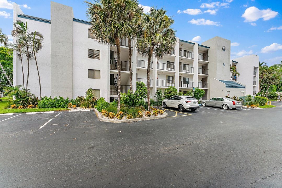 Active With Contract: $2,400 (1 beds, 1 baths, 860 Square Feet)